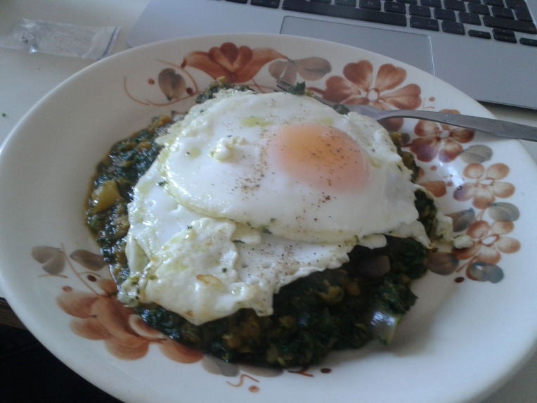 Lentils with spinach and eggs